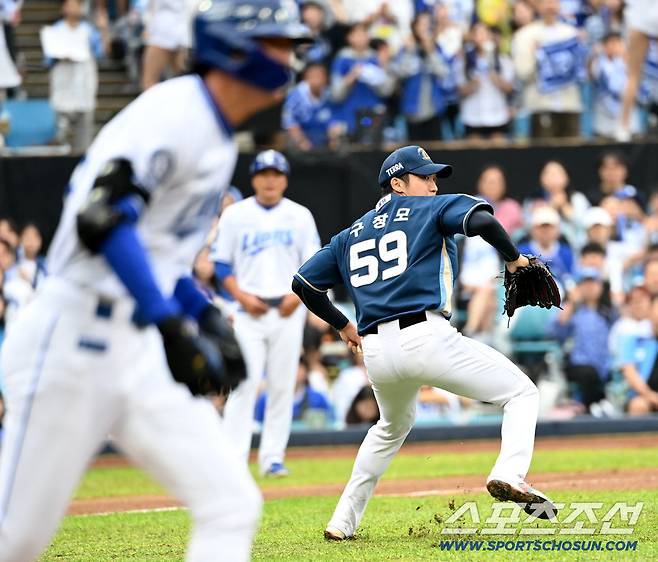 6일 대구 삼성라이온즈파크에서 열린 NC와 삼성의 와일드카드 1차전, 4회말 NC 구창모가 삼성 구자욱의 투수 앞 땅볼을 잡아 1루에 던지고 있다. 대구=허상욱 기자wook@sportschosun.com/2025.10.06/