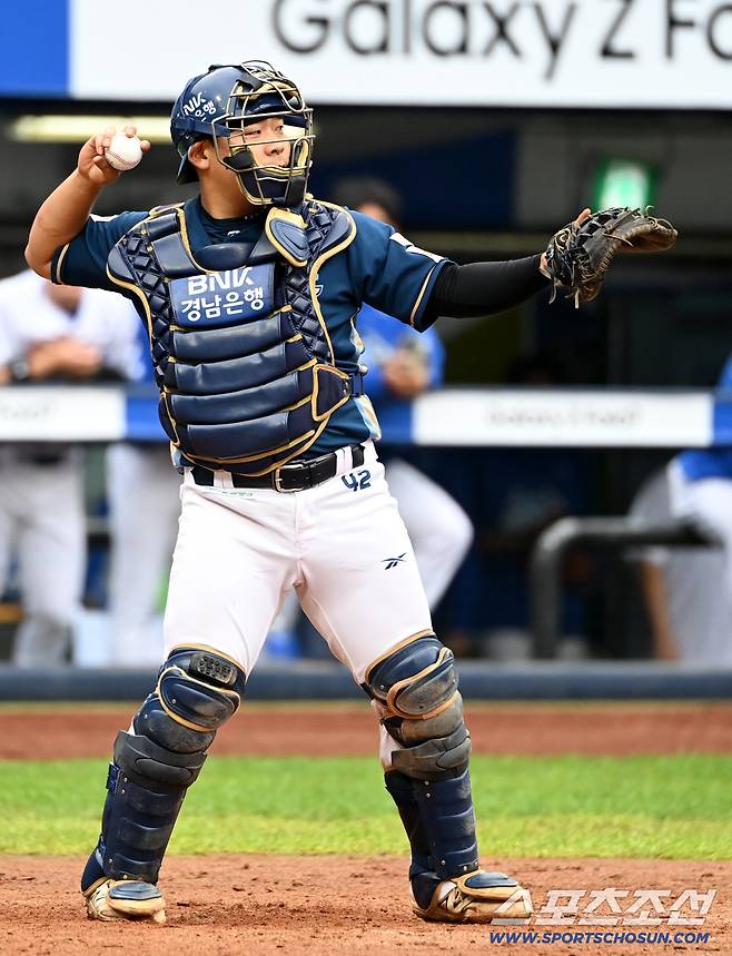 6일 대구 삼성라이온즈파크에서 열린 NC와 삼성의 와일드카드 1차전, 5회말 NC 포수 김정호가 교체 투입되고 있다. 대구=허상욱 기자wook@sportschosun.com/2025.10.06/