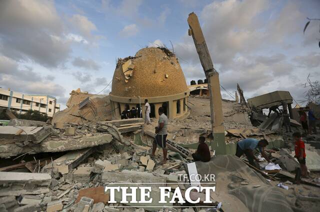 1973년 10월 6일, 유대교의 대속죄일인 '욤 키푸르'에 이집트와 시리아가 이스라엘을 기습 침공하며 제4차 중동전쟁이 시작됐다. 약 50년이 지난 2023년 10월 7일, 팔레스타인의 하마스(Hamas·수니파 이슬람주의 및 민족주의 정당 및 준군사조직)가 까삼로켓으로 이스라엘을 공격하며 '이스라엘-하마스' 전쟁이 발발했다. 사진은 2023년 10월 8일 이스라엘 공습으로 파괴된 팔레스타인 가자지구 칸 유니스의 모스크. /AP.뉴시스