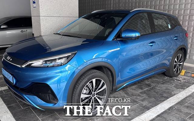 BYD 아토3 전면부 사선 모습. 날렵한 헤드램프와 간결한 라인이 부담 없는 인상을 준다. /황지향 기자