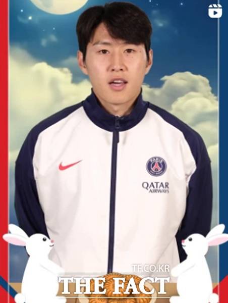 한가위를 맞아 PSG 선수들과 함께 명절 인사를 하고 있는 이강인. 이강인은 PSG SNS를 통해 "가족과 함께 따뜻한 추석 보내세요"라고 고국팬들에게 인사했다./PSG