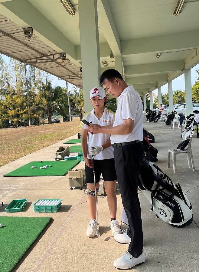 황유민을 지도하는 한연희 감독. 김효주 역시 한 감독과 오랜 사제관계의 인연을 맺고 있다. 한연희 감독 제공