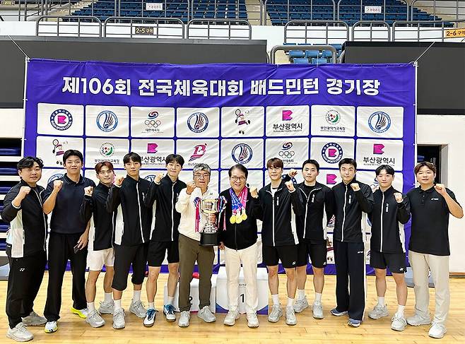 요넥스 배드민턴단과 김철웅 대표가 부산 전국체전에서 2연패를 이룬 뒤 기뻐하고 있다. 요넥스 코리아 제공