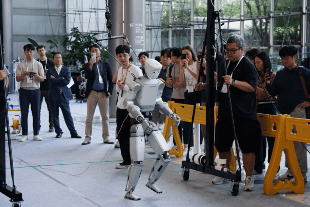로브로스 휴머노이드 '이그리스-C'가 IEEE-RAS 제24회 휴머노이드 로봇 국제학술대회에서 보행하고 있다. (사진=로브로스)