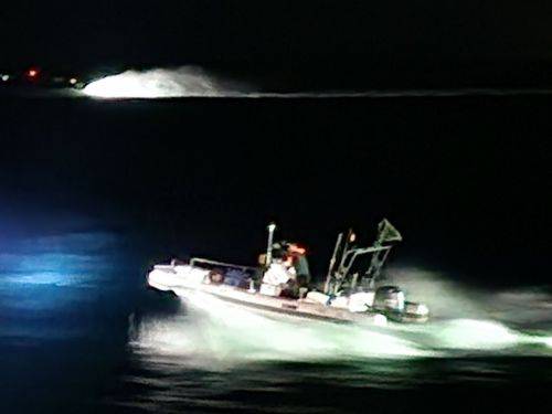 6일 오전 레저보트를 타고 충남 태안 해역을 통해 밀입국하려면 중국 국적 8명이 검거돼 경찰 조사를 받고 있다. 연합뉴스