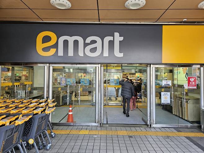 대형마트 휴무일, 추석 연휴 6일·8일·12일 쉬는 곳?=올해 추석 명절 연휴가 최장 10일간 이어질 것으로 예상되는 가운데, 황금연휴 기간 이마트·홈플러스·롯데마트·코스트코·트레이더스·킴스클럽·노브랜드 등 대형마트와 백화점과 아울렛 등 휴무일과 단축 영업 등 운영 일정이 조정된다. ©bnt뉴스: 대형마트 휴무일? 이마트·롯데마트·홈플러스‧코스트코 등 마트 휴일, 쉬는날