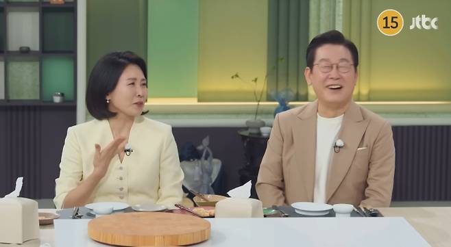 JTBC 예능 프로그램 ‘냉장고를 부탁해 2’(냉부해 2)에 이재명 대통령과 김혜경 여사가 출연하여 K-푸드의 세계화를 위한 요리 대결을 의뢰했다. 취임 후 첫 방송 출연으로 ‘냉장고를 부탁해’를 선택한 이재명 대통령은 문화의 핵심은 음식이라고 강조하며, 외국인의 입맛을 사로잡을 K-푸드 개발을 셰프 군단에게 요청했다. 이번 대결에는 7전 전승의 정지선 셰프와 ‘야매 셰프’ 김풍이 맞붙어 극과 극의 요리 스타일을 선보였다. 정지선 셰프는 화려한 기술을, 김풍은 예측 불가능한 요리법으로 모두를 놀라게 했다. 시식에 나선 이재명 대통령은 김풍의 요리 앞에서 망설이는 모습을 보였으나, 맛을 본 뒤에는 예상 밖의 호평을 내놓아 궁금증을 증폭시켰다.