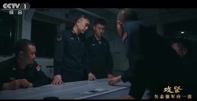 중국 관영 CCTV가 지난 8월5일 방영한 다큐멘터리에 등장한  푸젠함 항모의 비행갑판 통제실. 통제관이 사선의 활주로에 착륙한 함재기의 이동 경로에 대해 설명하고 있다. /CCTV 캡처