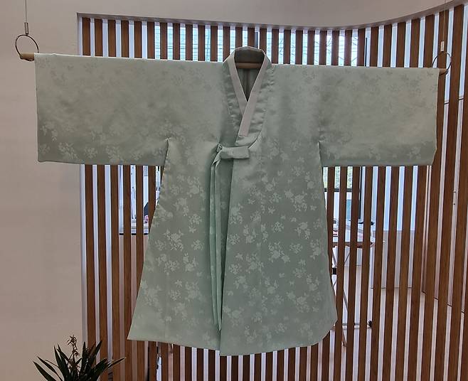 창의(조선시대에 선비 계급의 남성이 입었던 겉옷으로, 도포와 두루마기 중간 형태의 한복 외투) 형태의 비단 한복 수의./매즘수의