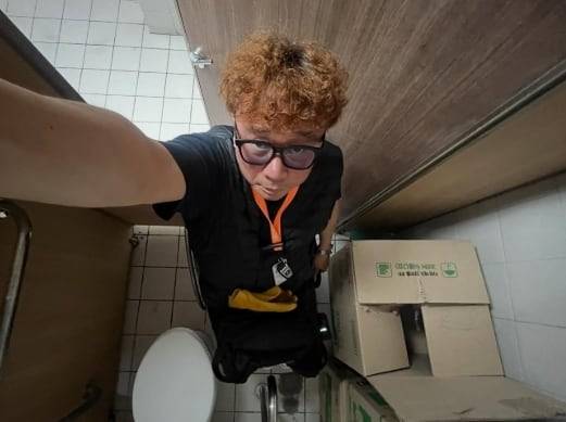 짐이 쌓여있는 장애인 화장실 칸에서 사진을 찍은 클론 강원래씨. /인스타그램