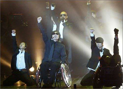 클론의 강원래와 구준엽이 감동적인 무대를 연출하고 있다. /조선일보DB