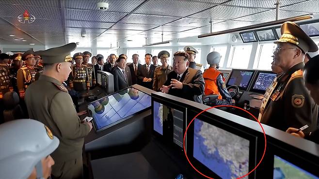 김정은 국무위원장이 지난 5일 무장장비전시회 참관 일정으로 5000t급 신형 구축함인 '최현호'를 돌아봤다고 조선중앙TV가 6일 보도했다. 구축함 모니터에 서해 북방한계선(NLL) 부근의 레이더 화면이 표시돼 있다. /조선중앙TV 화면