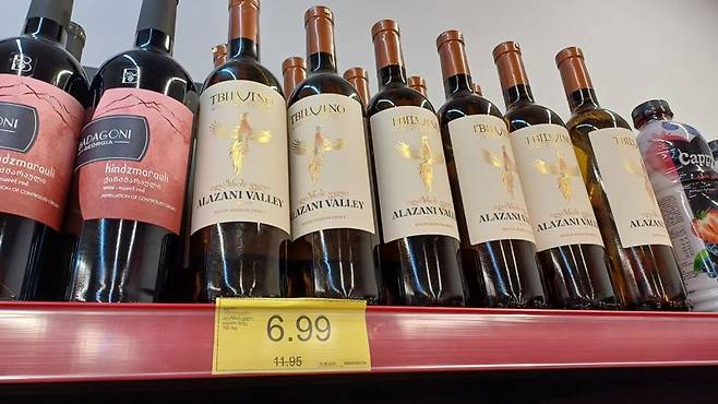 조지아 카즈베기 한 마트에서 판매 중인 와인의 가격은 한국돈 3500원(7라리)였다. 사진=이환주 기자
