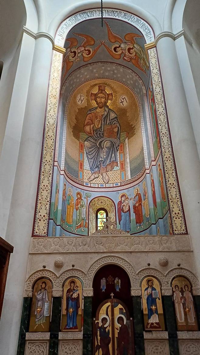 다리알리 수도원 내부.