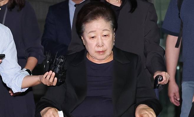 윤석열 정권과 통일교가 연관된 ‘정교유착 국정농단’ 의혹을 받는 한학자 통일교 총재가 22일 서울중앙지법에서 구속 전 피의자 심문(영장실질심사)을 마친 뒤 법정을 나서고 있다. 연합뉴스