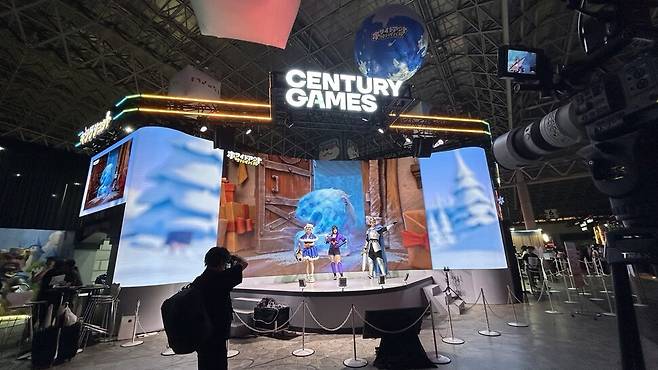 일본 지바현 마쿠하리 멧세에서 열린 ‘도쿄게임쇼 2025’에서 모델들이 게임 캐릭터들로 분장하고 포즈를 취하고 있다.