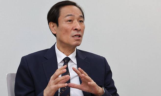 우상호 대통령실 정무수석이 지난 9월25일 오후 서울 마포구 한겨레신문사에서 인터뷰하고 있다. 김태형 기자 xogud555@hani.co.kr