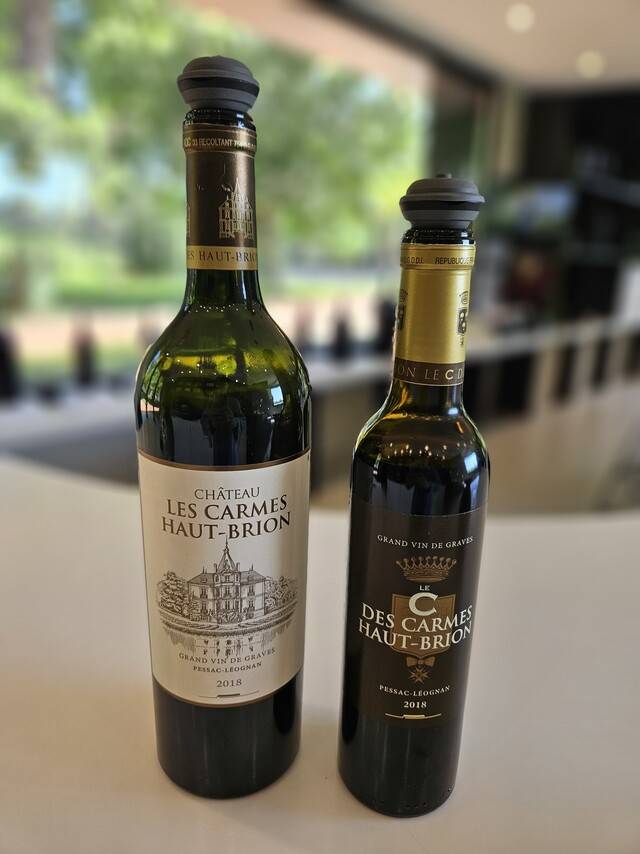 샤토 레 카름 오브리옹의 2018년 빈티지(왼쪽)와 이 샤토의 세컨 라벨인 ‘쎄 데 카름 오브리옹’(C des Carmes Haut-Brion). 천호성 기자