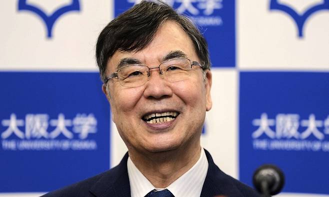 사카구치 시몬 오사카대 명예교수가 6일 노벨 생리의학상 수상자로 선정된 직후, 오사카대에서 열린 기자회견에서 웃고 있다. 오사카/AP 연합뉴스
