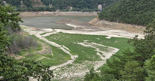 바닥을 드러낸 오봉저수지. 연합뉴스