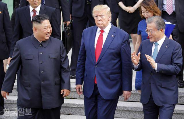 문재인(오른쪽부터) 대통령과 김정은 북한 국무위원장, 도널드 트럼프 미국 대통령이 2019년 6월 30일 경기 파주 판문점 공동경비구역(JSA) 자유의 집에서 회담을 마친뒤, 이야기를 나누며 복귀하고 있다. 류효진 기자