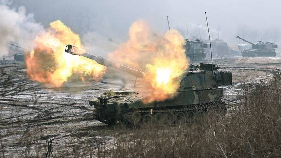 육군 제30기갑여단 예하 포병대대가 경기도 파주시 무건리훈련장에서 동계 혹한기 전술훈련의 일환으로 K55A1 자주포 포탄 사격을 하고 있다. 뉴스1