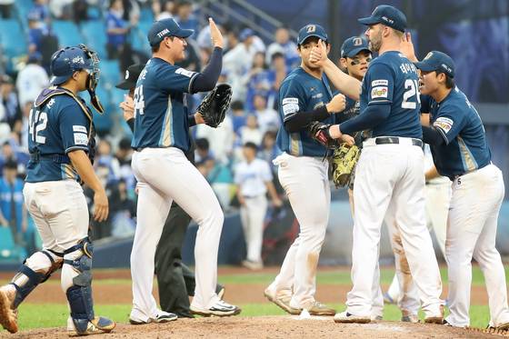 (대구=뉴스1) 공정식 기자 = 6일 오후 대구 삼성라이온즈파크에서 열린 프로야구 2025 신한 SOL뱅크 KBO 와일드카드 결정전 1차전, 삼성 라이온즈와 NC 다이노스의 경기에서 4대 1 승리를 거둔 NC 선수들이 함께 기뻐하고 있다. 2025.10.6/뉴스1