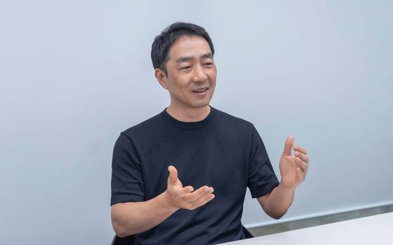 김홍수 토스 데이터부문장이 지난 1일 서울 강남구 역삼동 토스 본사에서 개발자 채용 전략에 대해 설명하고 있다. 사진 토스