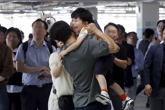 미국 이민당국에 의해 조지아주에 구금됐던 한국인 근로자들이 12일 인천국제공항 제2여객터미널을 통해 귀국한 뒤 주차장에서 가족과 만나고 있다. 김경록 기자