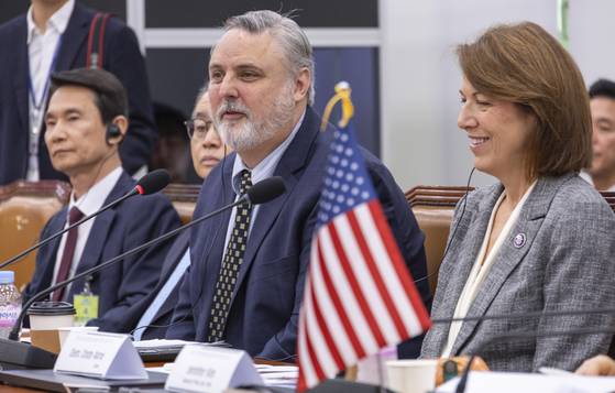 피터 와이클린 전 미 연방의원협회(FMC)회장이 19일 국회 외교통일일위원회 주최로 열린 '한미 경제 동맹 발전을 위한 정책 논의 - E-4 비자 신설에 대한 필요 및 실효성 토의'에서 인사말을 하고 있다. 이날 회의에는 국회 외통위원과 전 미 연방의원협회(FMC), 미국 이민 및 비자 관련 전문가들이 참석했다. [연합뉴스]