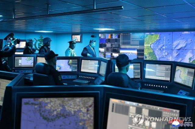 ▲ 김정은 북한 국무위원장이 5일 무장장비전시회 참관 일정으로 5000t급 신형 구축함 ‘최현호’를 돌아봤다고 조선중앙통신이 6일 보도했다.