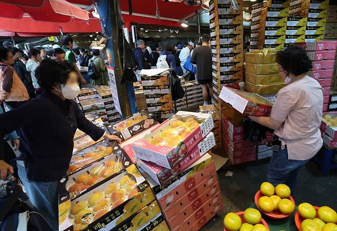 본격적인 추석 연휴가 시작된 3일 서울 동대문구 청량리 청과물시장을 찾은 많은 시민들이 제수용품을 둘러보고 있다. 사진=뉴스1