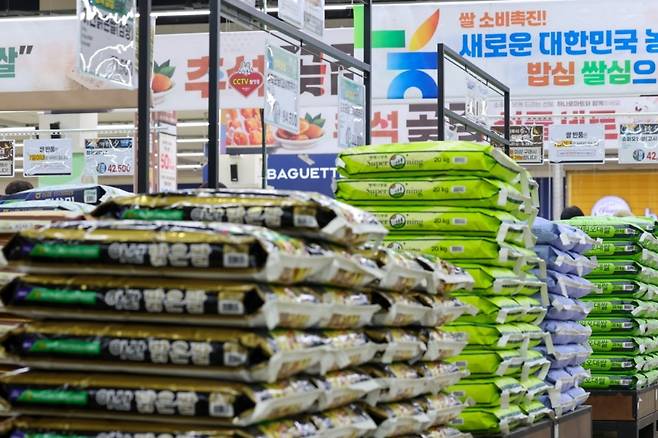 쌀 20㎏ 소매가격이 6만 5000원을 돌파한 지난달 26일 서울 시내 대형마트에 쌀이 진열돼 있다. 뉴스1