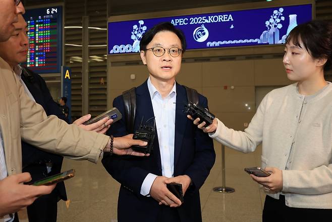 한미 관세협상 후속 협의 관련 미국 방문을 마친 김정관 산업통상자원부 장관이 6일 오전 인천국제공항을 통해 귀국해 이동하며 취재진의 질문에 답하고 있다. 사진=뉴스1