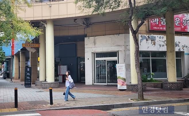 한 시민이 공실이 몰린 일산동구 라페스타를 지나고 있다. 사진=오세성 한경닷컴 기자