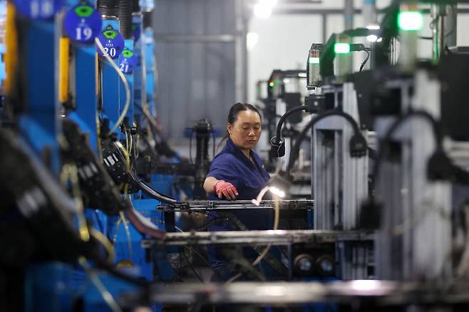 중국 충칭의 한 전자제품 공장에서 올 9월 근로자가 작업하고 있다. 사진=연합뉴스