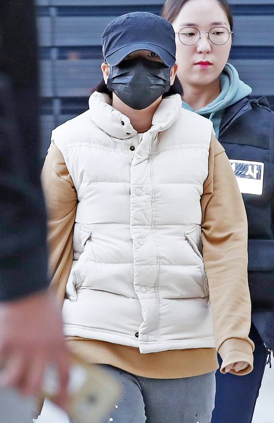 Lee Young-hak's daughter, who lured and kidnapped her friend, heads toward the Seoul Northern District Court in Dobong District for her questioning session before issuance of her detention warrant on Oct. 30 in 2017. [YONHAP]