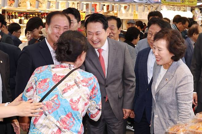 국민의힘 장동혁 대표가 추석 연휴를 앞둔 2일 서울 동대문구 경동시장을 방문해 장을 보러 나온 시민들과 인사를 나누고 있다. 연합뉴스