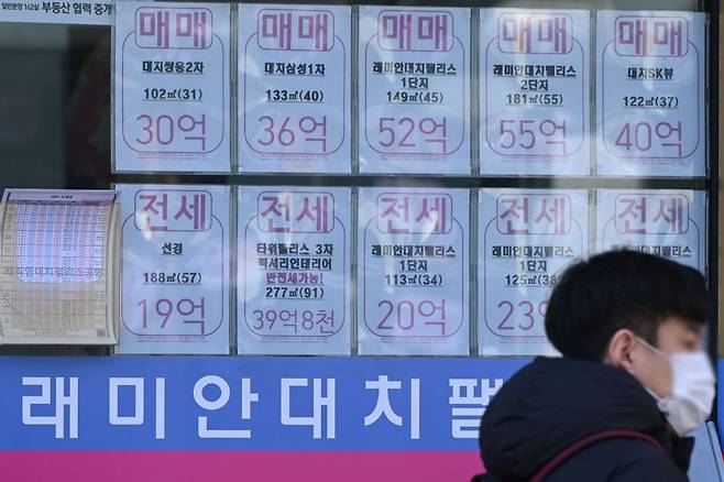 지난 2월 토지거래허가구역 해제 후 서울 강남구 대치동의 한 부동산 중개소에 붙은 매물들. 윤웅 기자
