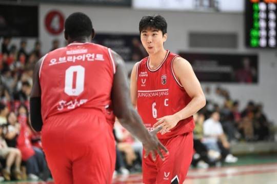 정관장의 조니 오브라이언트와 박지훈 / 사진=KBL 제공. 연합뉴스