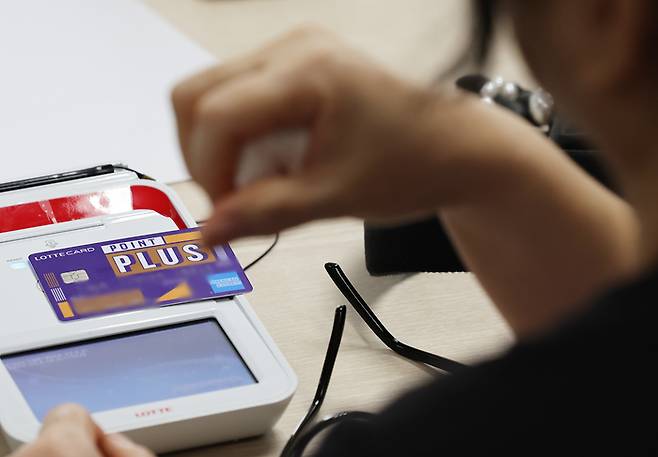 롯데카드 해킹사고로 최대 297만명의 개인정보 및 결제 정보가 유출된 가운데 서울 종로구 롯데카드 본사를 찾은 이용자들이 상담을 받고 있다. [사진 = 뉴스1]