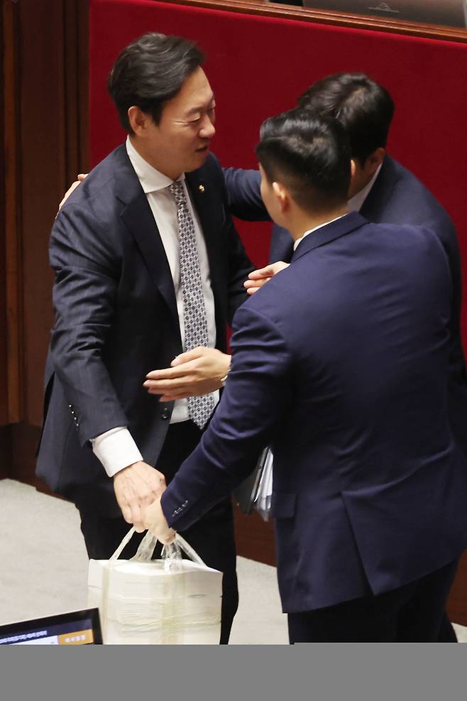 국민의힘 박수민 의원이 지난달 26일 국회 본회의에서 정부조직법 수정안에 대한 반대토론으로 역대 최장 필리버스터(무제한 토론을 위한 합법적인 의사진행 방해) 기록을 세운 뒤 같은 당 김용태 의원과 김재섭 의원의 격렬를 받고 있다. [연합뉴스]