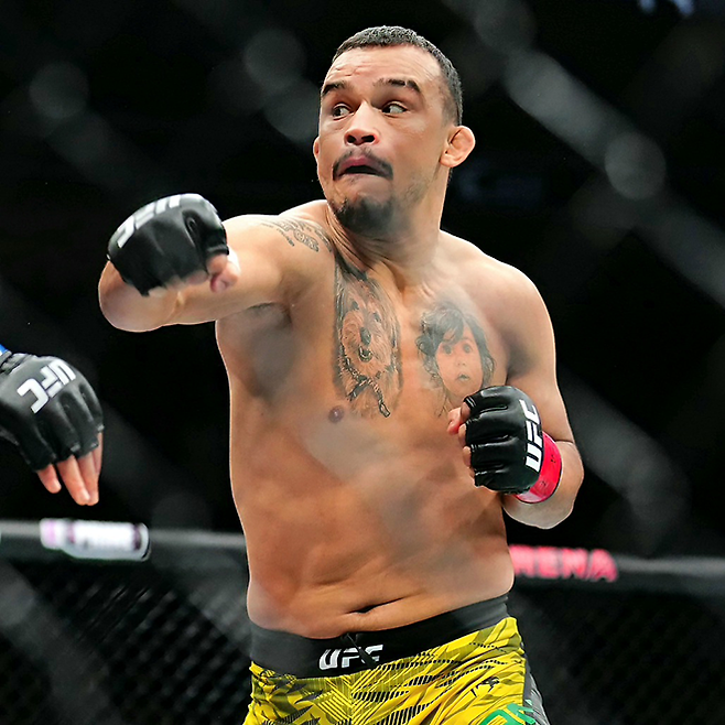 다니에우 구스타부 곤자가 산투스가 2025년 10월 미국 네바다주 패러다이스의 티모바일 아레나 UFC320 계약 체중 69.4㎏ Preliminary card 제3경기로 ‘좀비 주니어’ 유주상을 상대하고 있다. 사진=TKO