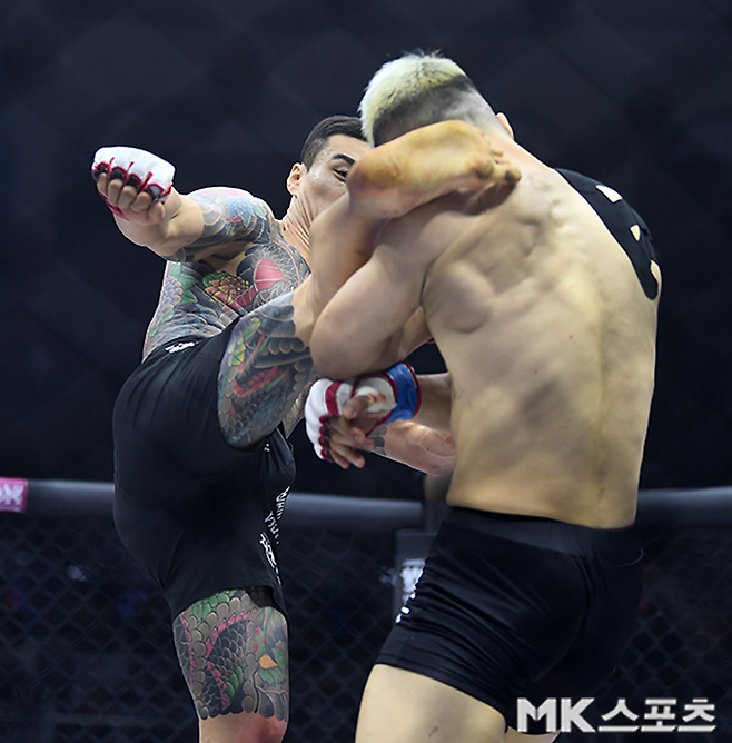 제8대 로드FC 미들급 챔피언 황인수(왼쪽)가 2025년 3월 서울 장충체육관 통합타이틀매치에서 잠정 챔피언 임동환을 공격하고 있다. 사진=천정환 기자