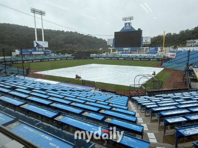 비가 내리고 있는 대구 삼성라이온즈파크./대구 = 박승환 기자