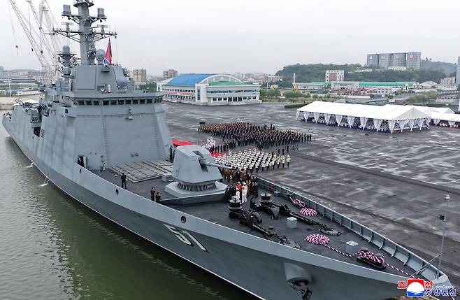 김정은 북한 국무위원장이 5일 무장장비전시회 참관 일정으로 5천t급 신형 구축함 ‘최현호’를 돌아봤다고 조선중앙통신이 6일 보도했다.[연합]