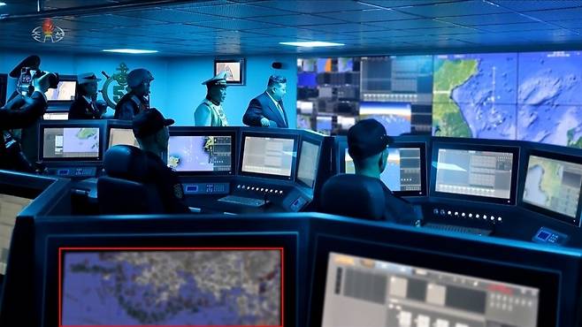 김정은 국무위원장이 지난 5일 무장장비전시회 참관 일정으로 5천t급 신형 구축함인 ‘최현호’를 돌아봤다고 조선중앙TV가 6일 보도했다. 구축함 모니터에 서해 북방한계선(NLL) 부근의 레이더 화면이 표시돼 있다. [연합]