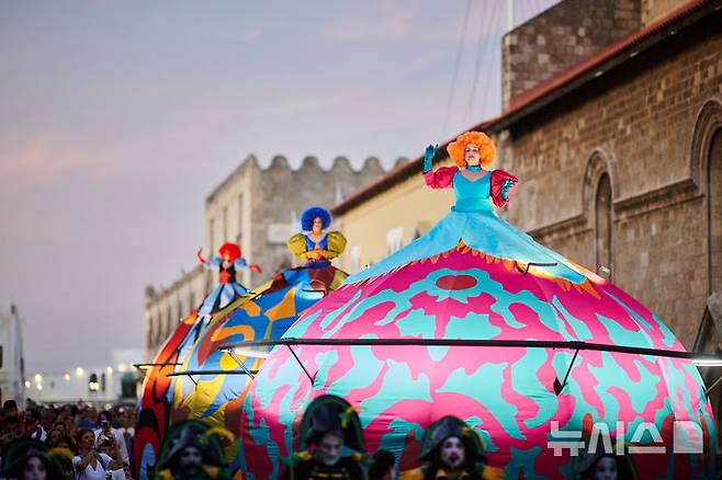 [서울=뉴시스]서울거리예술축제2025에 참여하는 프랑스 거리극단 트랑스 익스프레스의 '거대한 인형들'. 서울문화재단 제공