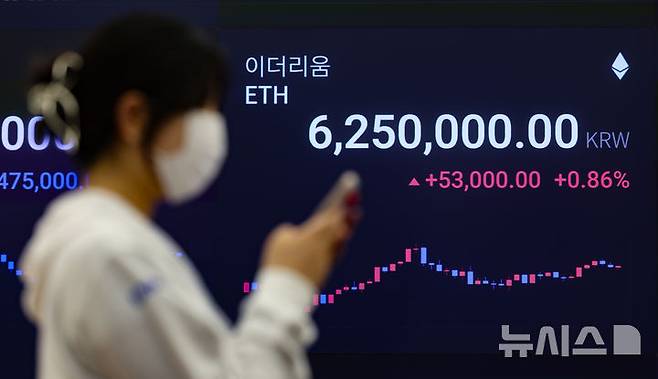 [서울=뉴시스] 황준선 기자 = 미국에서 9월 금리인하에 대한 기대감 약화로 비트코인 등 가상화폐 가격이 하락한 26일 서울 강남구 업비트 고객센터 전광판에 비트코인과 이더리움 등 가상화폐 시세가 표시되고 있다. 2025.08.26. hwang@newsis.com