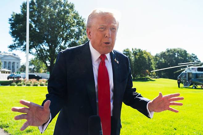 [워싱턴=AP/뉴시스] 도널드 트럼프 미국 대통령이 5일(현지 시간) 미 해군 창설 250주년 기념식 참석을 위해 백악관을 떠나며 기자들과 대화하고 있다. 2025.10.05. photo@newsis.com